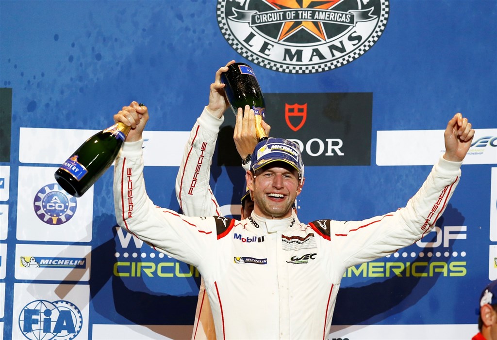 Michael Christensen på sejrspodie på Circuit of the Americas i USA efter VM-sejr i 2015
(Foto: Porsche AG)